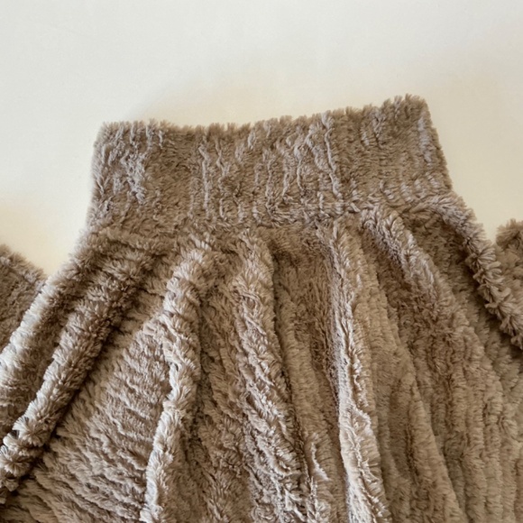 L.I.B.New York taupe faux fur Poncho OS - Picture 7 of 9